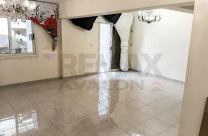 Apartment - 3 Bedrooms - 1 Bathroom for sale in Green Towers - Smouha - Hay Sharq - Alexandria