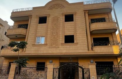 Apartment - 4 Bedrooms - 3 Bathrooms for sale in Ganoob El Acadimia - New Cairo City - Cairo
