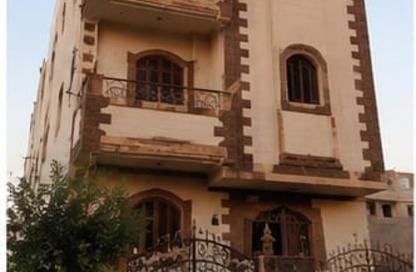 بناية كاملة - 3 غرف نوم - 2 حمامات للبيع في شارع القاهرة - مجاورة 29 - مدينة العاشر من رمضان - الشرقية