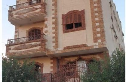 بناية كاملة - 3 غرف نوم - 2 حمامات للبيع في شارع القاهرة - مجاورة 29 - مدينة العاشر من رمضان - الشرقية