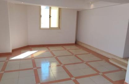 Apartment - 2 Bedrooms - 1 Bathroom for rent in Doctor Ali Mosharafa St. - Al Narges 6 - Al Narges - New Cairo City - Cairo