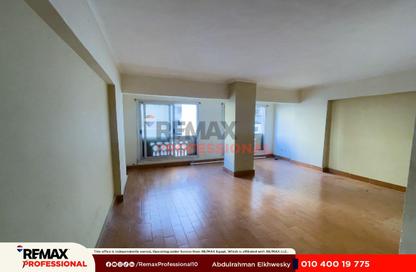 Apartment - 4 Bedrooms - 1 Bathroom for sale in Mansoura St. - Saba Basha - Hay Sharq - Alexandria