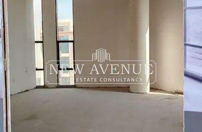 محل - استوديو - 2 حمامات للايجار في محور جمال عبد الناصر - التجمع الثالث - مدينة القاهرة الجديدة - القاهرة