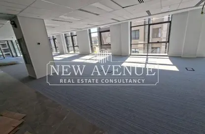 طابق كامل - استوديو - 1 حمام للايجار في تريفيوم سكوير - شارع التسعين الشمالي - التجمع الخامس - مدينة القاهرة الجديدة - القاهرة