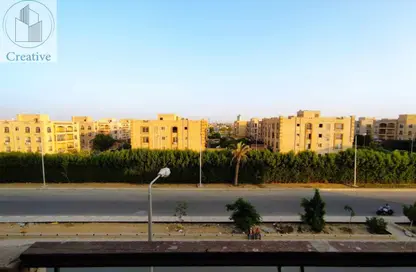 شقة - 2 غرف نوم - 2 حمامات للبيع في المجاورة الاولي - المنطقة الثامنة - مدينة الشروق - القاهرة