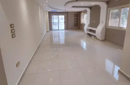 شقة - 3 غرف نوم - 3 حمامات للبيع في شارع تحسين فرغلي - المنطقة الأولى - مدينة نصر - القاهرة