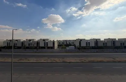 شقة - 3 غرف نوم - 3 حمامات للايجار في كمبوند البروج - كمبوندات الشروق - مدينة الشروق - القاهرة