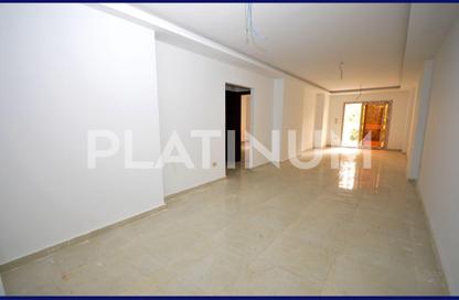 Apartment - 3 Bedrooms - 2 Bathrooms for sale in Al Safa St. - Smouha - Hay Sharq - Alexandria