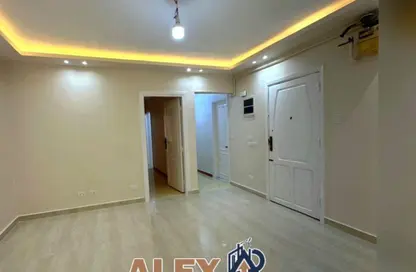 شقة - 3 غرف نوم - 2 حمامات للايجار في شارع عبد العزيز عجمية - كفر عبده - رشدي - حي شرق - الاسكندرية