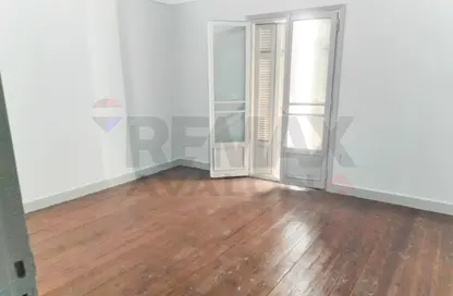 شقة - 4 غرف نوم - 2 حمامات للايجار في لوران - حي شرق - الاسكندرية