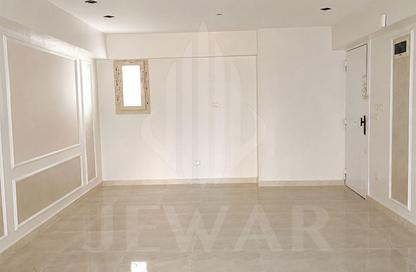 Apartment - 2 Bedrooms - 1 Bathroom for sale in Roshdy Basha St. - Bolkly - Hay Sharq - Alexandria