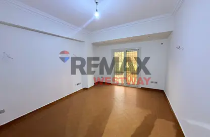 شقة - 3 غرف نوم - 3 حمامات للايجار في 6 ويست - بيفرلي هيلز - كمبوندات الشيخ زايد - الشيخ زايد - الجيزة