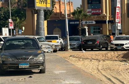 عيادة - غرفة نوم - 2 حمامات للبيع في مول وان أو وان - الشيخ زايد - الجيزة