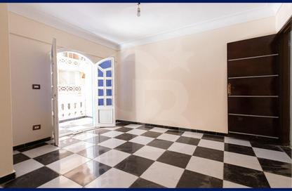 Apartment - 2 Bedrooms - 1 Bathroom for sale in Kaaed Asrab Al Behar St. - Miami - Hay Awal El Montazah - Alexandria