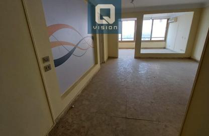 Apartment - 3 Bedrooms - 3 Bathrooms for rent in Cornish El Nile St. - Maadi - Hay El Maadi - Cairo