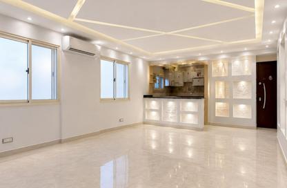 شقة - 3 غرف نوم - 2 حمامات للبيع في شارع جمعيه النسر - المهندسين - الجيزة شقة - 3 غرف نوم - 2 حمامات للبيع في شارع جمعيه النسر - المهندسين - الجيزة