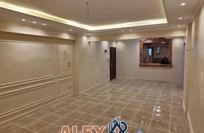 Apartment - 3 Bedrooms - 1 Bathroom for rent in Mohamed Bahaa Al Din Al Ghouri St. - Smouha - Hay Sharq - Alexandria Apartment - 3 Bedrooms - 1 Bathroom for rent in Mohamed Bahaa Al Din Al Ghouri St. - Smouha - Hay Sharq - Alexandria