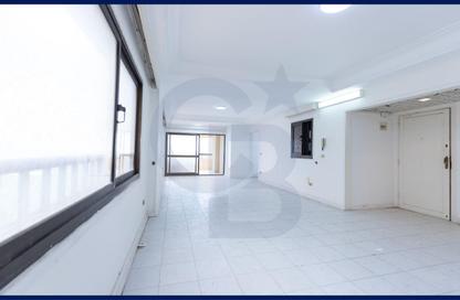 شقة - 3 غرف نوم - 2 حمامات للبيع في طريق الجيش - ميامي - حي اول المنتزة - الاسكندرية