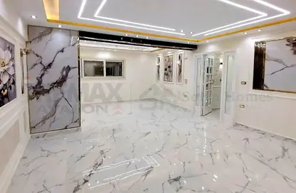 شقة - 4 غرف نوم - 2 حمامات للايجار في شارع عبد السلام عارف - لوران - حي شرق - الاسكندرية