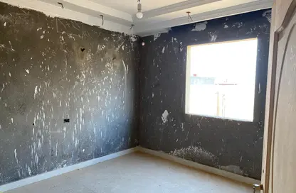 شقة - 3 غرف نوم - 2 حمامات للبيع في المجاورة الاولي - المنطقة الثامنة - مدينة الشروق - القاهرة