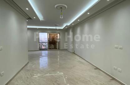 Apartment - 3 Bedrooms - 2 Bathrooms for rent in Nady Smouha Al Riyadi St. - Smouha - Hay Sharq - Alexandria