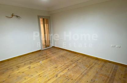 Apartment - 3 Bedrooms - 2 Bathrooms for rent in Nady Smouha Al Riyadi St. - Smouha - Hay Sharq - Alexandria