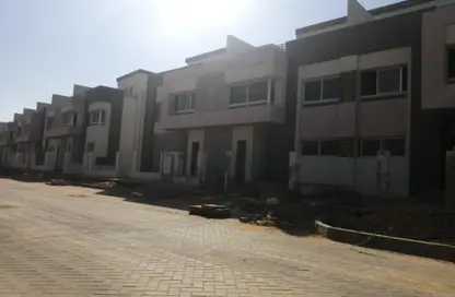 Townhouse - 4 Bedrooms - 5 Bathrooms for sale in Garden Residence - Hyde Park - New Cairo City - Cairo