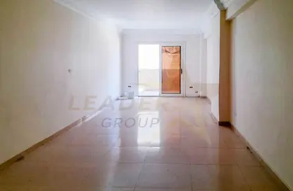 شقة - 3 غرف نوم - 2 حمامات للبيع في شارع بورسعيد - سبورتنج - حي شرق - الاسكندرية