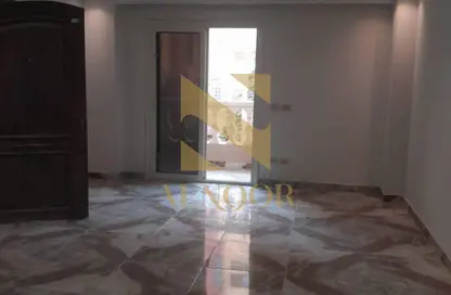 شقة - 3 غرف نوم - 2 حمامات للايجار في شارع 6 - الحي الرابع - مدينة 6 أكتوبر - الجيزة