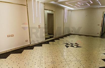 شقة - 3 غرف نوم - 2 حمامات للبيع في شارع ابو قير - سبورتنج - حي شرق - الاسكندرية