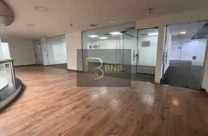 طابق كامل - استوديو - 4 حمامات للايجار في شارع التسعين الشمالي - التجمع الخامس - مدينة القاهرة الجديدة - القاهرة