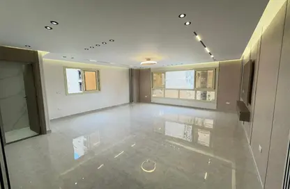 شقة - 3 غرف نوم - 3 حمامات للبيع في شارع المساحه - الدقي - الجيزة