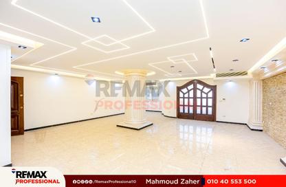 Apartment - 3 Bedrooms - 2 Bathrooms for sale in Abdel Moneim Al Dalel St. - Tharwat - Hay Sharq - Alexandria
