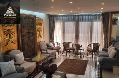 شقة - 3 غرف نوم - 2 حمامات للايجار في شارع الثوره - الدقي - الجيزة