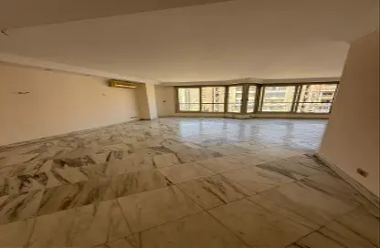 شقة - 3 غرف نوم - 2 حمامات للبيع في شارع مصدق - الدقي - الجيزة