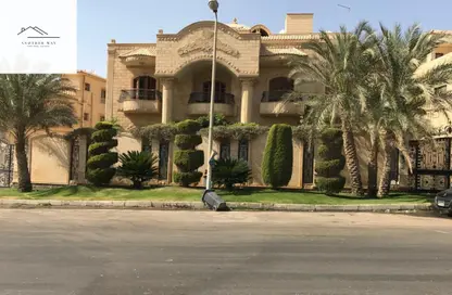 Villa - 6 Bedrooms - 5 Bathrooms for sale in Ganoob El Acadimia - New Cairo City - Cairo