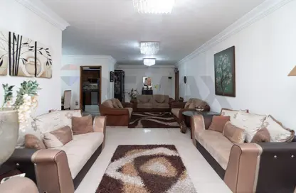 شقة - 3 غرف نوم - 2 حمامات للبيع في شارع السيدة سكينة إبنت الحسين - كفر عبده - رشدي - حي شرق - الاسكندرية