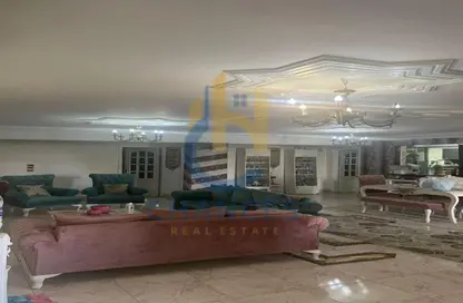 Apartment - 5 Bedrooms - 3 Bathrooms for sale in Cornish El Nile St. - Maadi - Hay El Maadi - Cairo