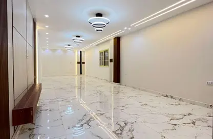 شقة - 3 غرف نوم - 2 حمامات للبيع في البوابة الثالثة القديمة - خفرع - حدائق الاهرام - الجيزة