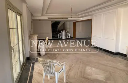 فيلا - 4 غرف نوم - 6 حمامات للبيع في حي النادي - مدينة الشروق - القاهرة