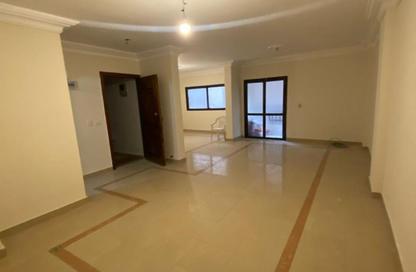 Apartment - 3 Bedrooms - 2 Bathrooms for rent in Mohamed Al Masry St. - Laurent - Hay Sharq - Alexandria