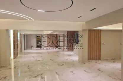 Shop - Studio - 2 Bathrooms for rent in Geziret Al Arab St. (El Mohandes Mohamed Hassan Helmy) - Mohandessin - Giza