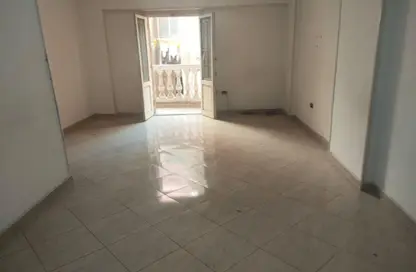 شقة - 3 غرف نوم - 2 حمامات للايجار في شارع محرم بك - محرم بك - حي وسط - الاسكندرية