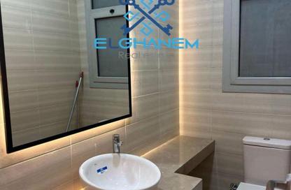 شقة - 2 غرف نوم - 2 حمامات للبيع في فيلدج جيت - المستثمرين الجنوبية - مدينة القاهرة الجديدة - القاهرة