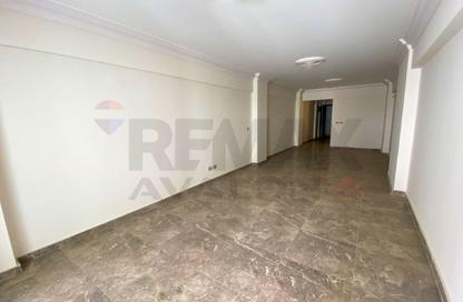 شقة - 3 غرف نوم - 2 حمامات للبيع في شارع نادى سموحة الرياضى - سموحة - حي شرق - الاسكندرية
