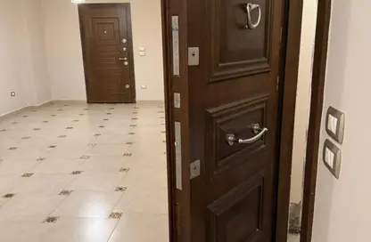 شقة - 3 غرف نوم - 2 حمامات للبيع في شارع ذاكر حسين - الحديقة الدولية - الحي السابع - مدينة نصر - القاهرة