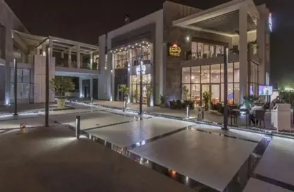 محل تجاري - استوديو - 2 حمامات للبيع في ريتزي - شارع الشباب - الشيخ زايد - الجيزة