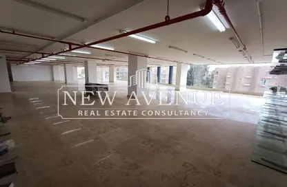 مساحات مكتبية - استوديو - 3 حمامات للبيع في شارع امام المنازل - الحي الحادي عشر - مدينة 6 أكتوبر - الجيزة