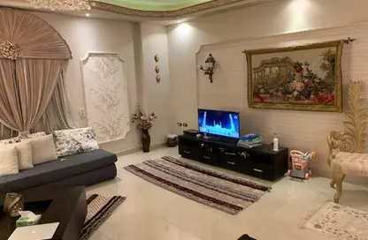 Apartment - 3 Bedrooms - 2 Bathrooms for rent in Doctor Yassin Abdel Ghaffar St. - Area C - Ganoob El Acadimia - New Cairo City - Cairo
