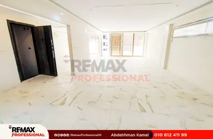 شقة - 3 غرف نوم - 2 حمامات للايجار في شارع المعسكر الرومانى - رشدي - حي شرق - الاسكندرية